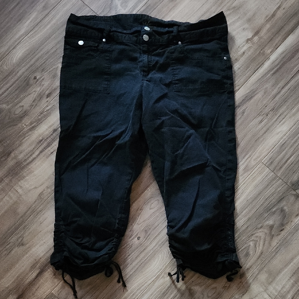 Sz 18 Younique Black Capris
